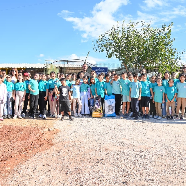 Kumluca'da öğrenciler sokak hayvanları barınağını ziyaret etti