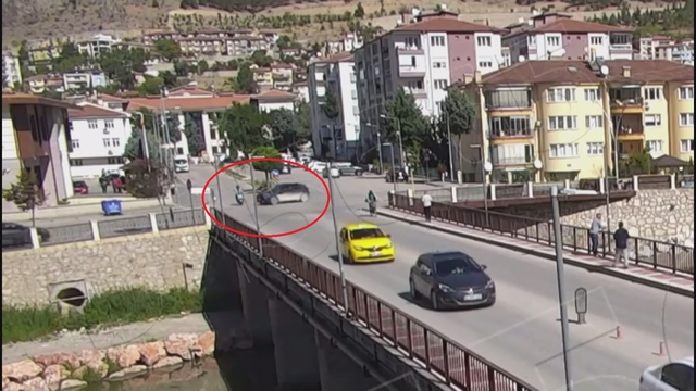Otomobil ile çarpışan motosikletteki anne ve 2 çocuğu yaralandı