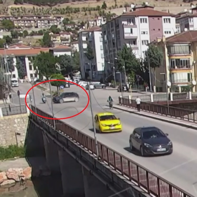 Otomobil ile çarpışan motosikletteki anne ve 2 çocuğu yaralandı