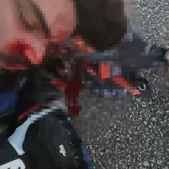 Bariyere çarpan motosikletin sürücüsü ağır yaralandı; kaza kask kamerasında