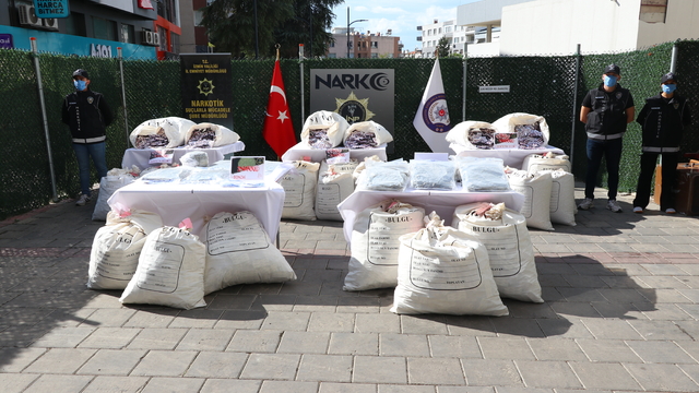 İzmir'de uyuşturucu operasyonlarında yakalanan 5 şüpheli tutuklandı