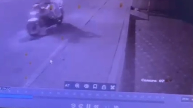 Motosikletli şüpheliler, otomatik tabancayla berber dükkanına saldırı düzenledi