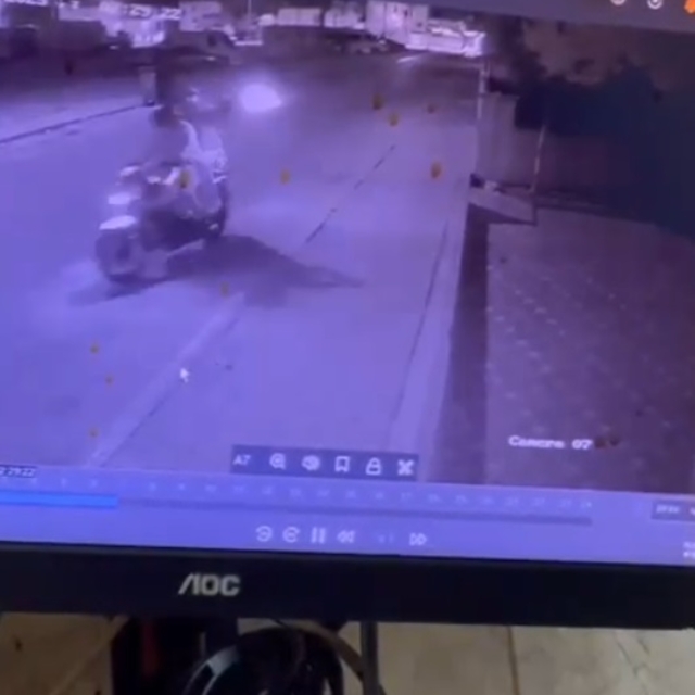 Motosikletli şüpheliler, otomatik tabancayla berber dükkanına saldırı düzen...