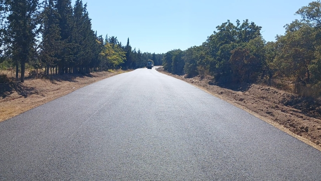 Edirne'de köy yollarında sıcak asfalt çalışmaları sürüyor