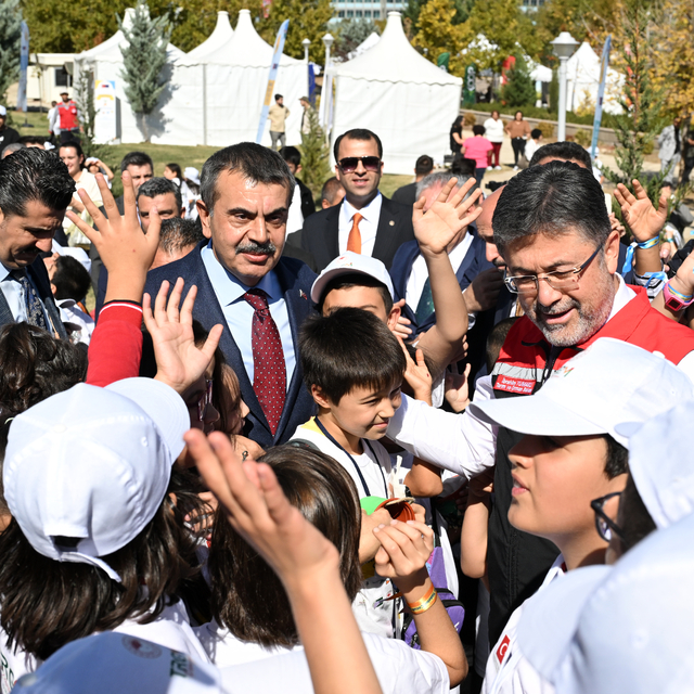 Bakan Yumaklı ve Bakan Tekin, "Tarımın Yıldızları Çocuk Şenliği" alanını zi...