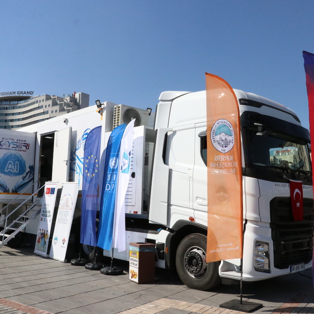 Kayseri'de Mobil Dijital Gençlik Merkezi açıldı