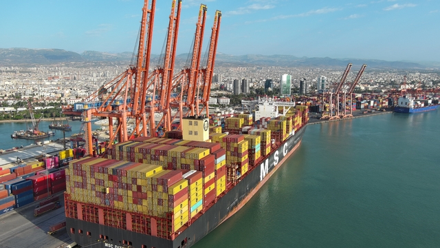 Kapasitesi artırılan Mersin Limanı'nın yeni terminaline 400 metrelik gemi yanaştı