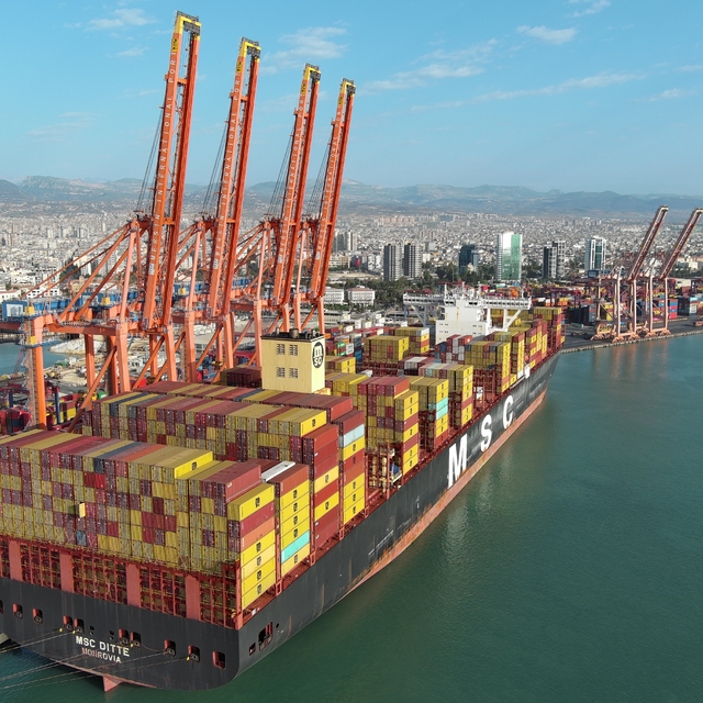 Kapasitesi artırılan Mersin Limanı'nın yeni terminaline 400 metrelik gemi y...