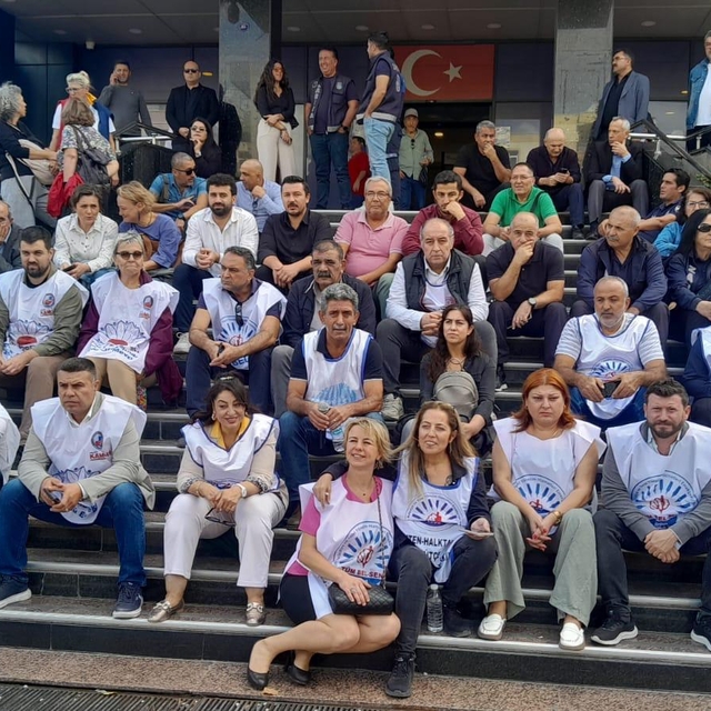 İzmir'de Buca Belediyesi memurları 5 aydır maaş alamadıkları gerekçesiyle e...