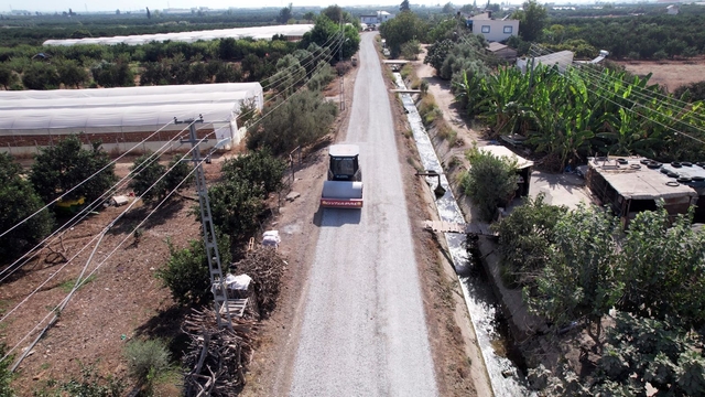 Mersin'in Akdeniz ilçesinde 2 mahallenin yolları yenileniyor