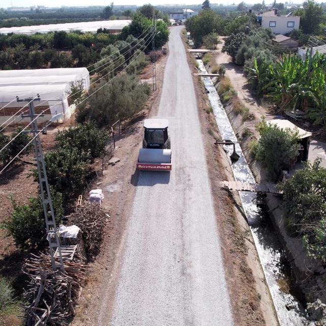 Mersin'in Akdeniz ilçesinde 2 mahallenin yolları yenileniyor