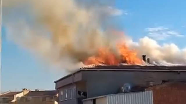 5 katlı apartmanın çatısında çıkan yangın söndürüldü