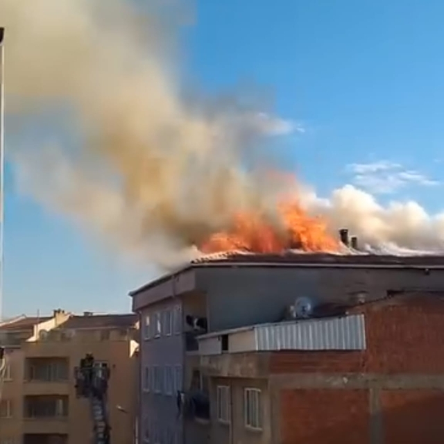 5 katlı apartmanın çatısında çıkan yangın söndürüldü