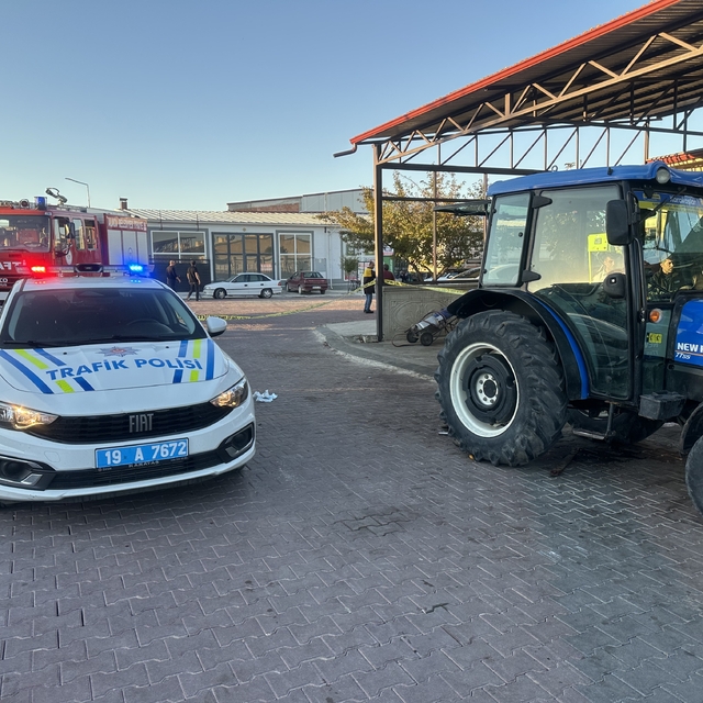 Çorum'da traktörün çeki demiri ile kabini arasına sıkışan kişi yaralandı