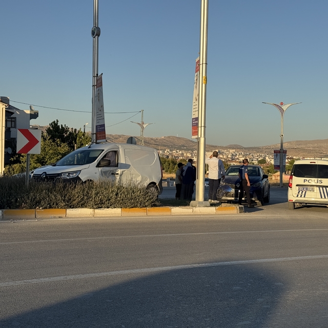 Elazığ'da otomobil ile hafif ticari aracın çarpıştığı kazada 3 kişi yaralan...