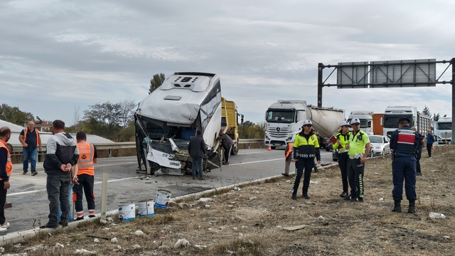 Tekirdağ'da 3 aracın karıştığı kazada 3 sürücü yaralandı