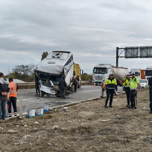 Tekirdağ'da 3 aracın karıştığı kazada 3 sürücü yaralandı