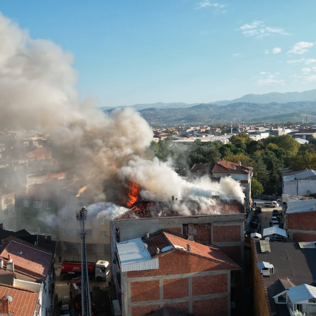 Bursa'da bir binanın çatısında çıkan yangın söndürüldü