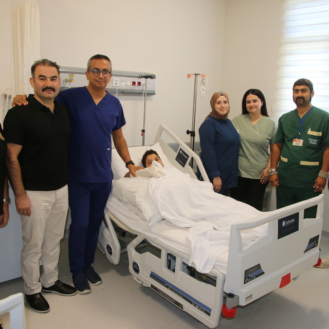 Elini makineye sıkıştıran çocuğun doku kaybına uğrayan parmakları başarılı...