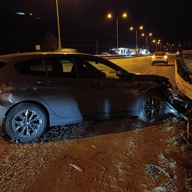 Samsun'da bariyere çarpan otomobildeki 1 kişi yaralandı