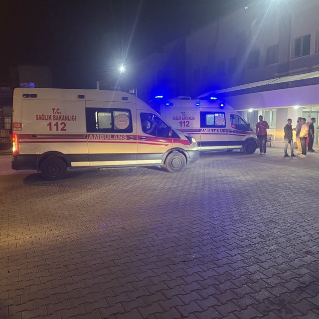 Siirt'te minibüs ile hafif ticari aracın çarpıştığı kazada 5 kişi yaralandı