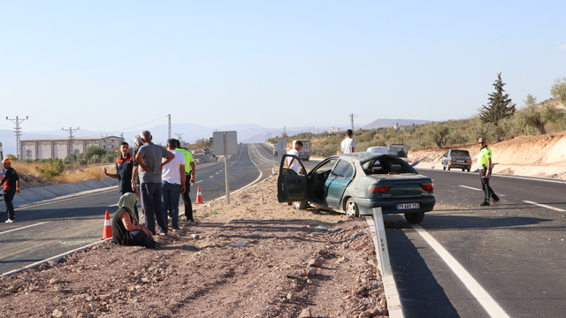 Kilis'te devrilen otomobildeki 2 kişi yaralandı