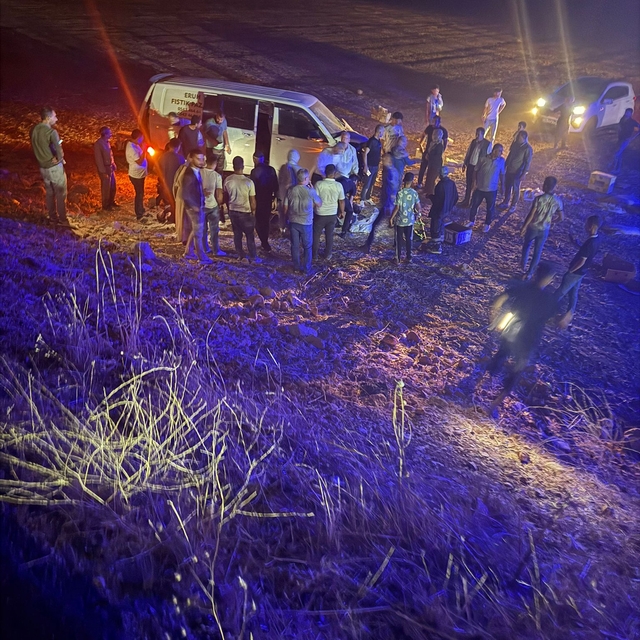 Siirt'te fıstık işçilerini taşıyan minibüs ile hafif ticari araç çarpıştı:...