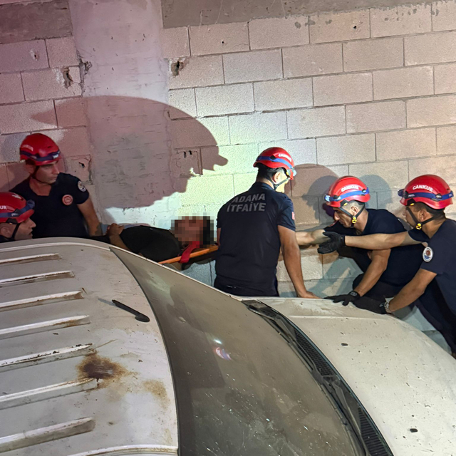 Adana'da otomobil ile çarpışan hafif ticari araçtaki 1 kişi öldü, 1 kişi ya...