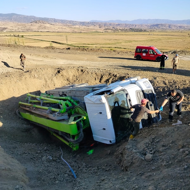Çorum'da devrilen beton pompasının sürücüsü yaralandı