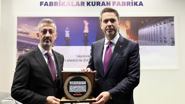 Bakan Bayraktar, 11. Enerji Verimliliği Forum ve Fuarı'nda KARDEMİR standını ziyaret etti