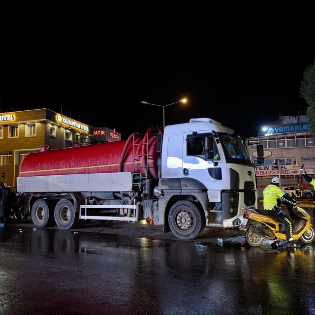 İzmir'de vidanjörle çarpışan motosikletin sürücüsü hayatını kaybetti