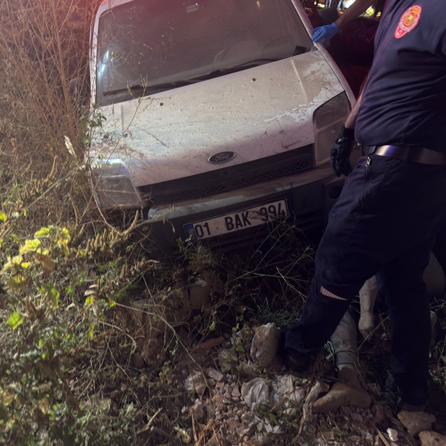 İki hafif ticari araç çarpıştı: 1 ölü, 2 yaralı