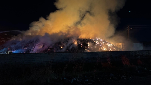 Kırıkkale'de yaklaşık 600 ton saman balyası alev alev yanıyor
