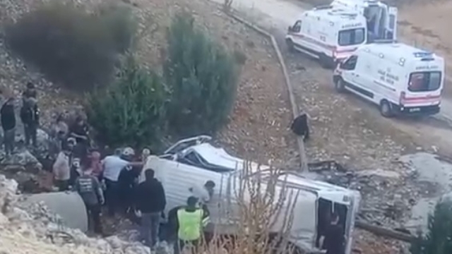 Tarım işçilerini taşıyan minibüs şarampole yuvarlandı: 5 ölü, 14 yaralı
