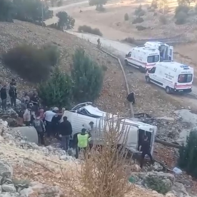 Tarım işçilerini taşıyan minibüs şarampole yuvarlandı: 5 ölü, 14 yaralı
