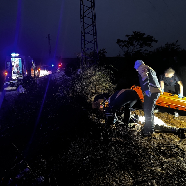 Kırklareli'nde polisten kaçarken şarampole devrilen otomobildeki 1 kişi yar...