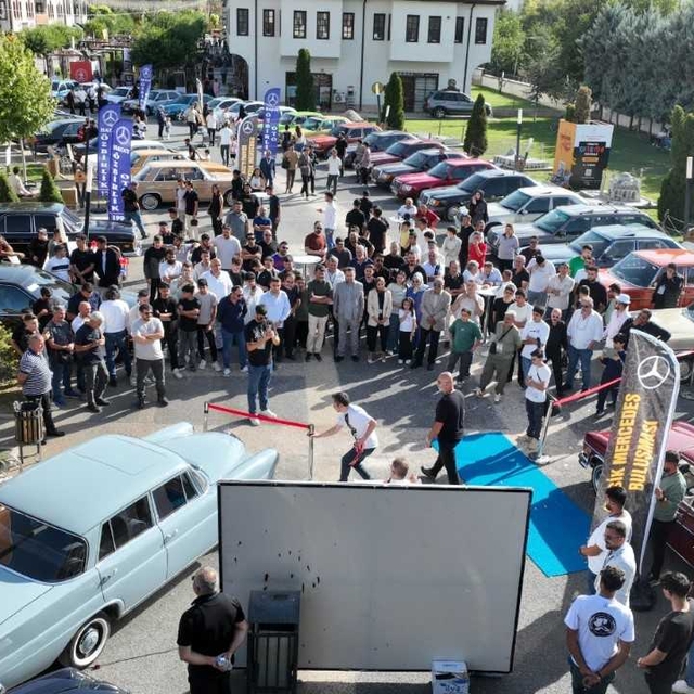 Klasik otomobil tutkunları Malatya'da buluştu