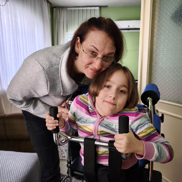 Evde eğitim gören SMA'lı Melek, sağlığına kavuşmak istiyor