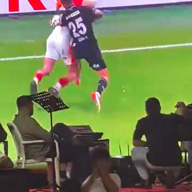 Galatasaraylı damat, derbiyi düğününde kurdurduğu dev projeksiyondan izledi