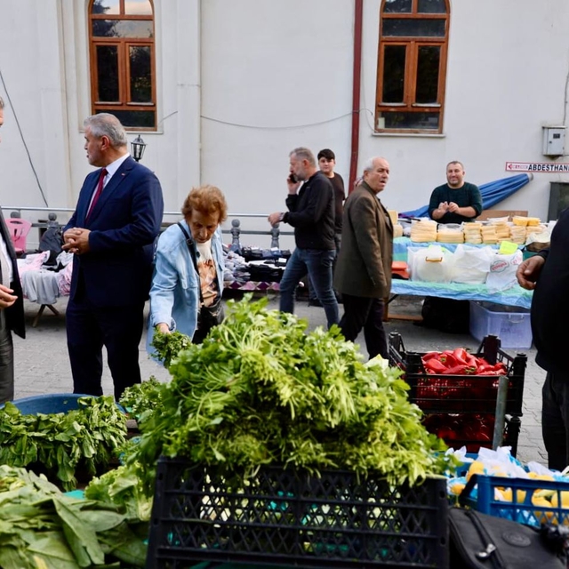 Artvin Valisi Turan Ergün'den halk pazarı esnafına ziyaret