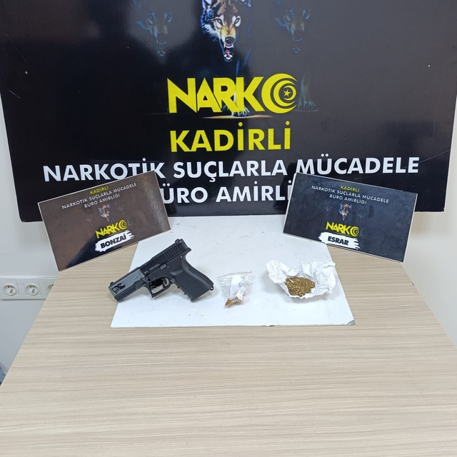 Kadirli ilçesinde asayiş uygulamalarında yakalanan 13 firari zanlıdan 6'sı...