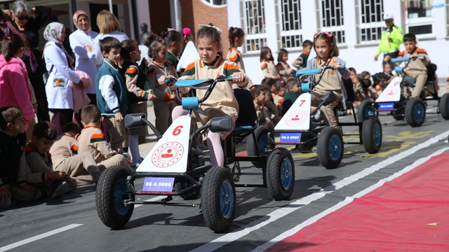 Erzurum'da çocuklar trafik kurallarını eğlenerek öğrendi