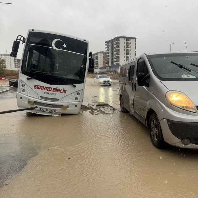 Edirne'de sağanak nedeniyle çöken yolda oluşan çukura giren minibüste hasar...
