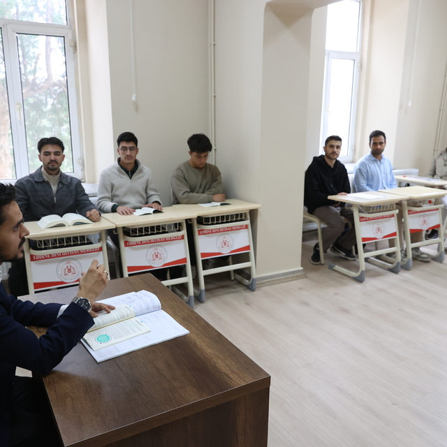 Sultan 2. Abdülhamid'in yaptırdığı binada eğitim alan aday din görevlileri,...