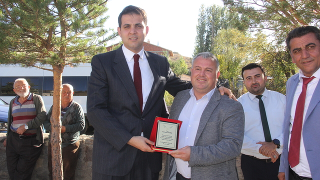 Zara'da hayırsever iş insanından öğrencilere kırtasiye ve okul forması desteği