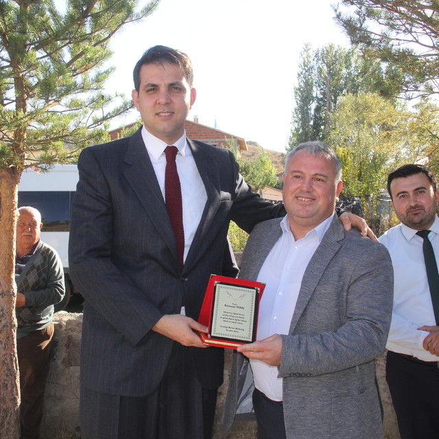 Zara'da hayırsever iş insanından öğrencilere kırtasiye ve okul forması dest...