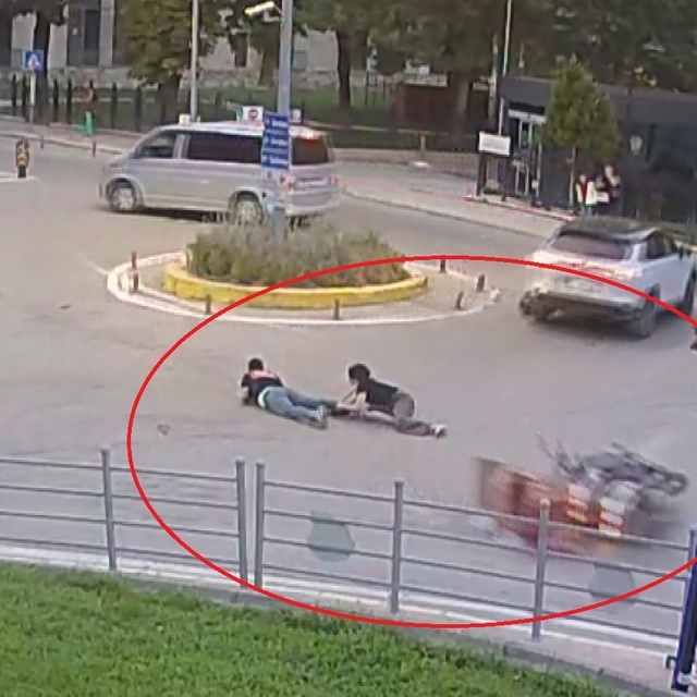 Otomobile çarpmamak için sürücüsünün ani fren yaptığı motosiklet devrildi;...