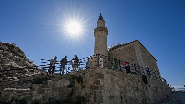 Süleyman Han Cami, Van Kalesi'nin zirvesinde ziyaretçilerini ağırlıyor