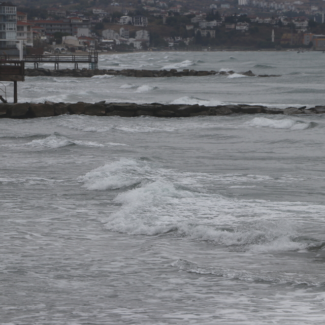 Tekirdağ'da poyraz deniz ulaşımını olumsuz etkiliyor