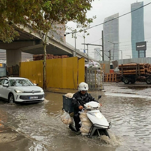 İzmir'de sağanak etkili oluyor; en çok yağışı Dikili aldı